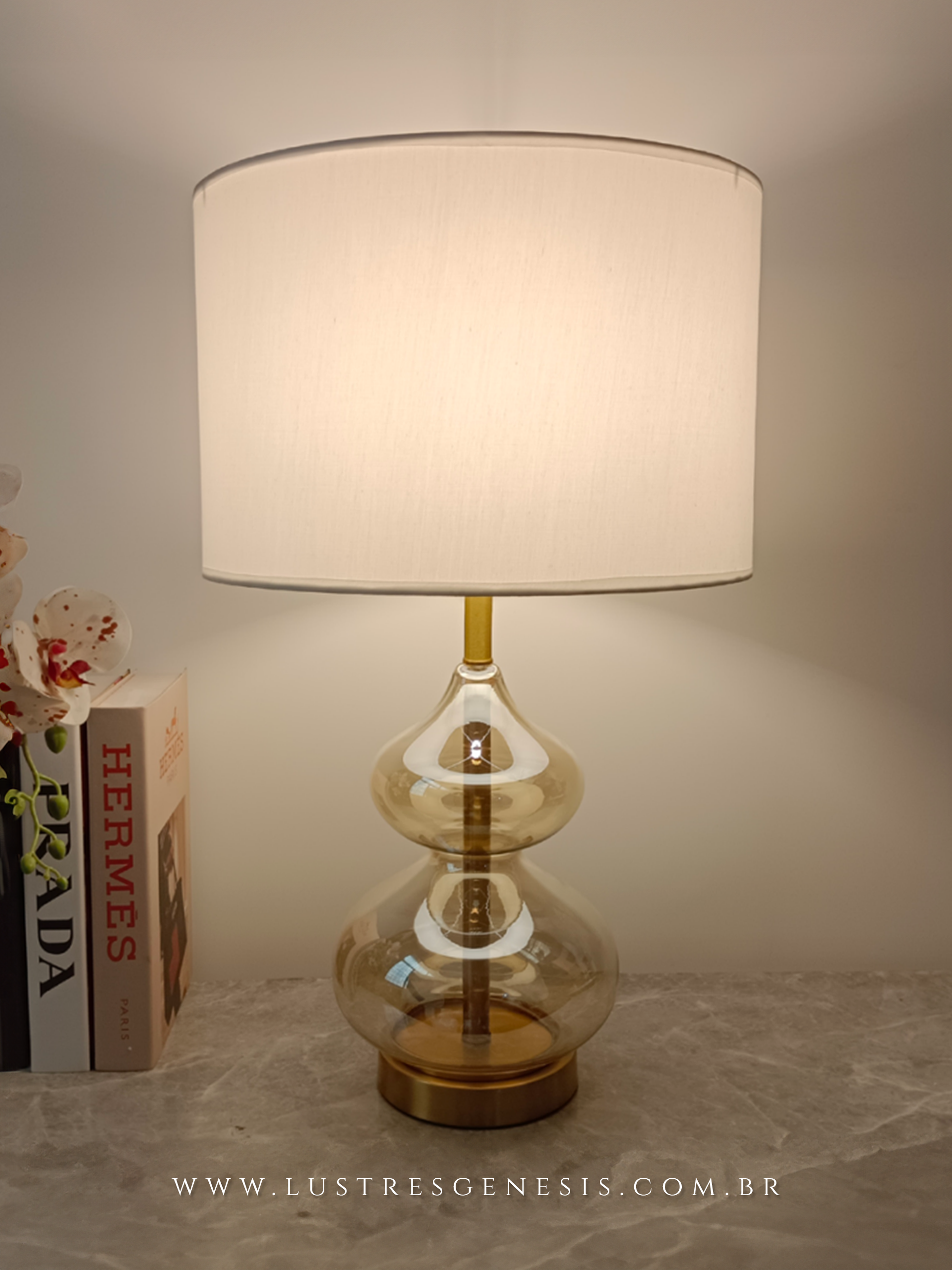 Luminária de mesa abajur Fênico 65cm com cúpula bege e base de vidro âmbar, ideal para salas, quartos e cabeceira de cama.